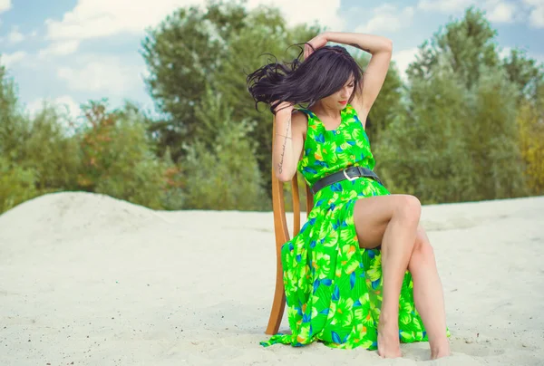 Όμορφη Γυναίκα Στην Άμμο Στην Έρημο Ένα Πράσινο Καλοκαιρινό Φόρεμα — Φωτογραφία Αρχείου