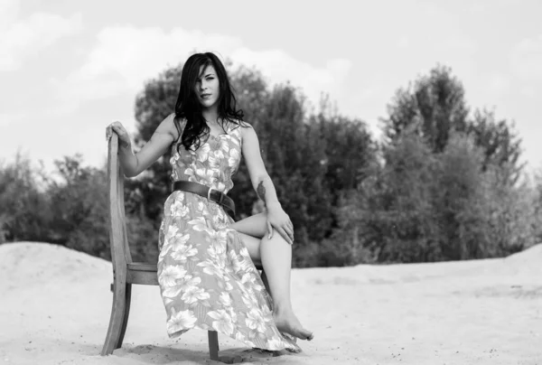 Belle Femme Sur Sable Dans Désert Dans Une Robe Été — Photo