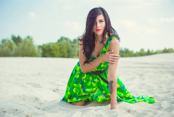 Mulher Bonita Areia Deserto Vestido Verão Verde Com Padrões Roupas — Fotografia de Stock