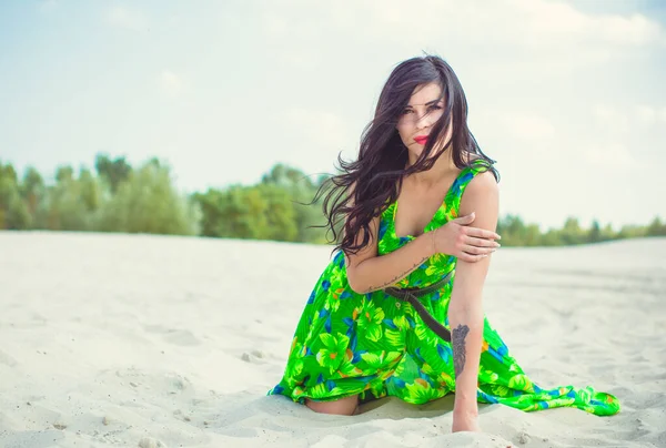 Hermosa Mujer Arena Desierto Vestido Verano Verde Con Patrones Ropa — Foto de Stock