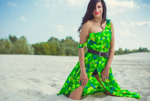 Mulher Bonita Areia Deserto Vestido Verão Verde Com Padrões Roupas — Fotografia de Stock