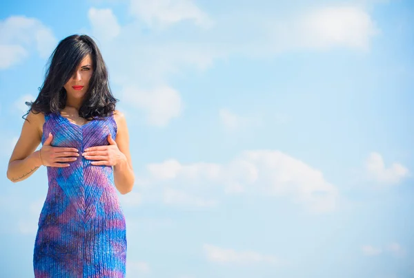 Mujer Con Pelo Rizado Morena Vestido Largo Azul Púrpura Cerca —  Fotos de Stock