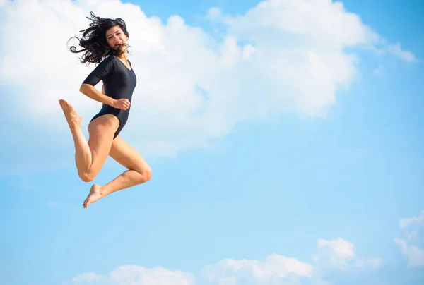 Una Giovane Donna Calzamaglia Impegnata Ginnastica Sulla Sabbia Treni Comporta — Foto Stock