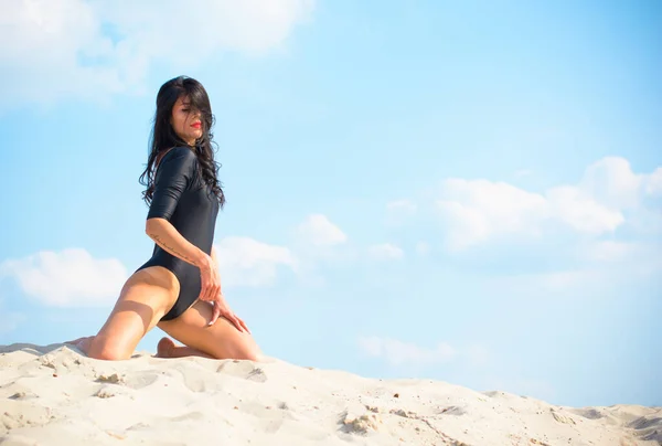 Una Mujer Joven Mallas Dedica Gimnasia Arena Trenes Comporta Buena — Foto de Stock