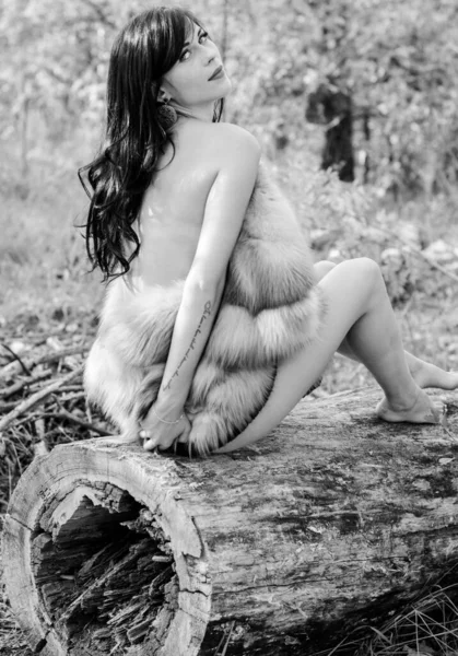Lussuosa Signora Nuda Pelliccia Pelliccia Volpe Nella Foresta Attraente Bruna — Foto Stock