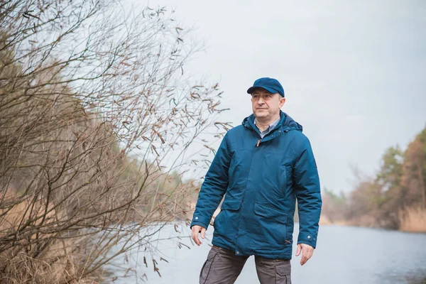 Orta yaş bunalımı. Üzgün ve felsefi bir havası olan olgun bir Avrupalı. 50 yıl sonra yaşam konsepti, sorunlar ve depresyon.