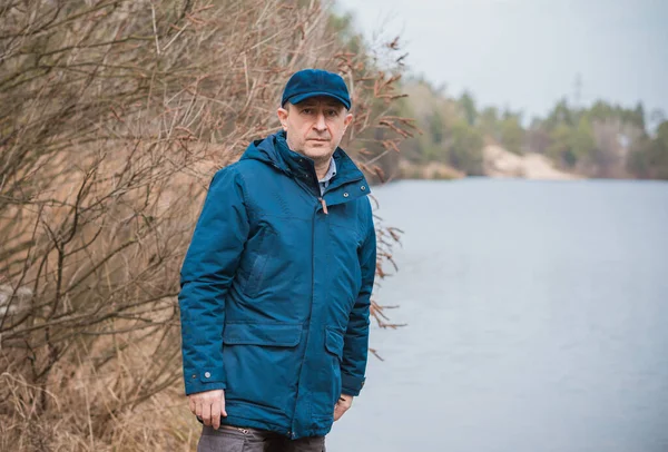 Orta yaş bunalımı. Üzgün ve felsefi bir havası olan olgun bir Avrupalı. 50 yıl sonra yaşam konsepti, sorunlar ve depresyon.