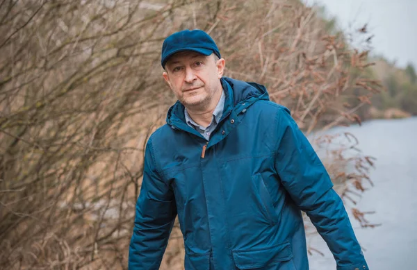 Orta yaş bunalımı. Üzgün ve felsefi bir havası olan olgun bir Avrupalı. 50 yıl sonra yaşam konsepti, sorunlar ve depresyon.