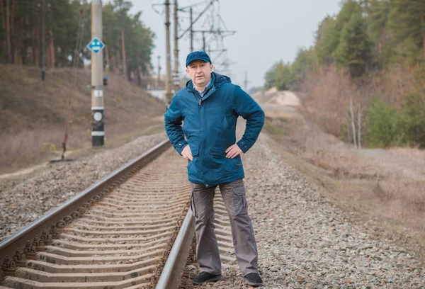 Orta yaş bunalımı. Üzgün ve felsefi bir havası olan olgun bir Avrupalı. 50 yıl sonra yaşam konsepti, sorunlar ve depresyon.