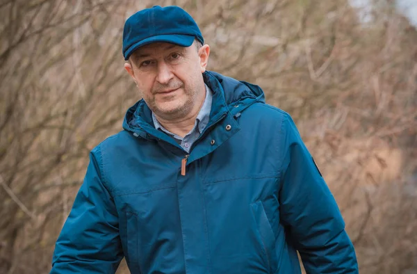 Orta yaş bunalımı. Üzgün ve felsefi bir havası olan olgun bir Avrupalı. 50 yıl sonra yaşam konsepti, sorunlar ve depresyon.