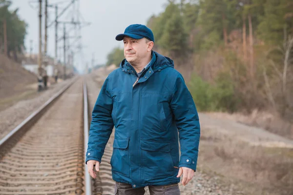 Orta yaş bunalımı. Üzgün ve felsefi bir havası olan olgun bir Avrupalı. 50 yıl sonra yaşam konsepti, sorunlar ve depresyon.