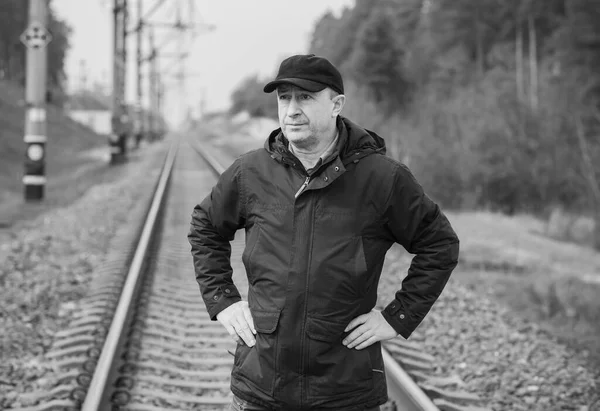 鉄道での生活を考えるシニア男性 成熟した男性心理学 — ストック写真