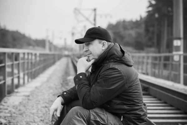 Senior Denkt Über Sein Leben Auf Der Eisenbahn Nach Reifer — Stockfoto