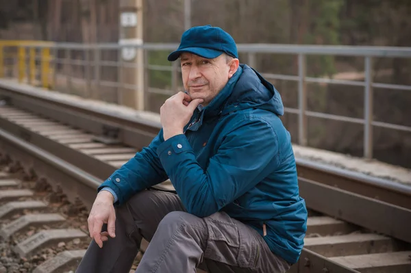 Demiryolundaki hayatını düşünen kıdemli bir adam. Olgun erkek psikolojisi.