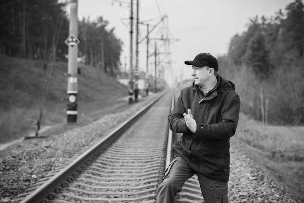 鉄道での生活を考えるシニア男性 成熟した男性心理学 — ストック写真