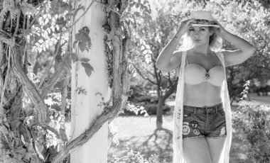 Artı, doğada Amerikalı tatlı bir kadın, hayatın tadını çıkar, sahilde yürü. İnsanların hayatı XI boyutunda, mutlu, güzel, güzel bir kadın.