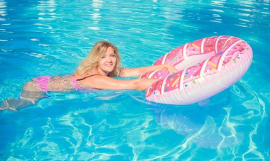 Artı, doğada Amerikalı tatlı bir kadın, hayatın tadını çıkar, sahilde yürü. İnsanların hayatı XI boyutunda, mutlu, güzel, güzel bir kadın.