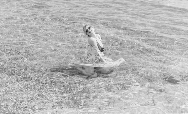 Além Tamanho Americano Doce Mulher Natureza Desfrutar Vida Caminhar Praia — Fotografia de Stock