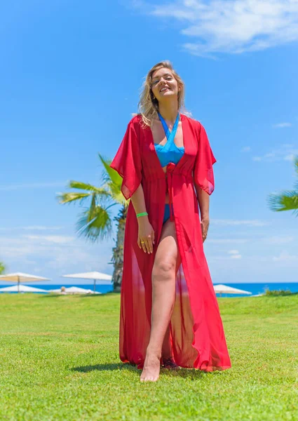 Além Tamanho Americano Doce Mulher Natureza Desfrutar Vida Caminhar Praia — Fotografia de Stock