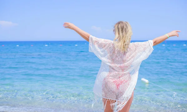 Size Americano Dolce Donna Natura Godersi Vita Camminare Spiaggia Vita — Foto Stock