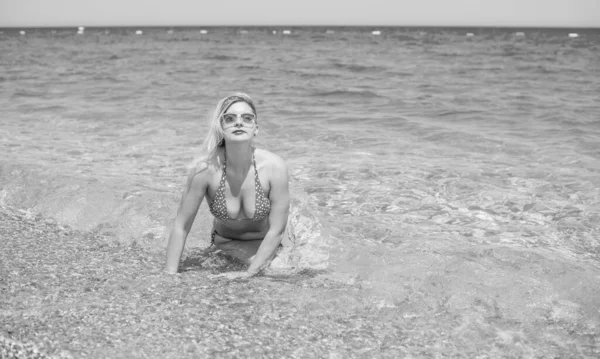 Плюс Размер Американской Милой Женщины Природе Наслаждайтесь Жизнью Гуляйте Пляже — стоковое фото