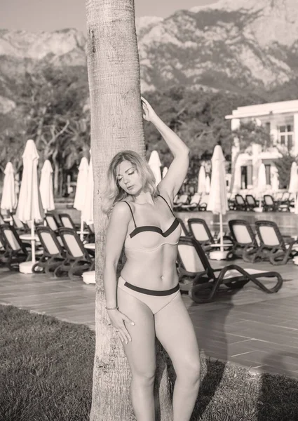 Além Tamanho Americano Doce Mulher Natureza Desfrutar Vida Caminhar Praia — Fotografia de Stock