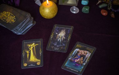 Tarot büyüsü, aşkı çeken, insan, damat, evlilik mistik özellikler, kendi mutluluğu için sihir. Esrarengiz kavram