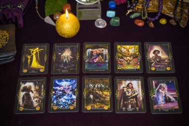 Tarot büyüsü, aşkı çeken, insan, damat, evlilik mistik özellikler, kendi mutluluğu için sihir. Esrarengiz kavram