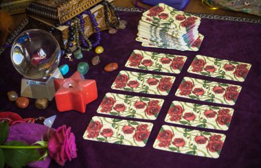 Tarot büyüsü, aşkı çeken, insan, damat, evlilik mistik özellikler, kendi mutluluğu için sihir. Esrarengiz kavram