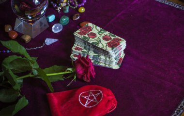 Tarot büyüsü, aşkı çeken, insan, damat, evlilik mistik özellikler, kendi mutluluğu için sihir. Esrarengiz kavram