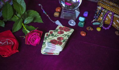 Tarot büyüsü, aşkı çeken, insan, damat, evlilik mistik özellikler, kendi mutluluğu için sihir. Esrarengiz kavram