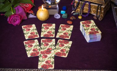 Tarot büyüsü, aşkı çeken, insan, damat, evlilik mistik özellikler, kendi mutluluğu için sihir. Esrarengiz kavram