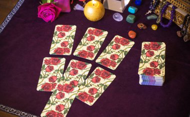 Tarot büyüsü, aşkı çeken, insan, damat, evlilik mistik özellikler, kendi mutluluğu için sihir. Esrarengiz kavram