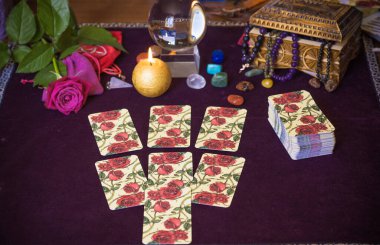 Tarot büyüsü, aşkı çeken, insan, damat, evlilik mistik özellikler, kendi mutluluğu için sihir. Esrarengiz kavram