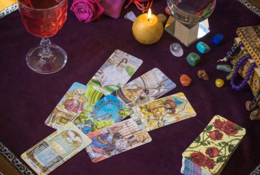 Tarot büyüsü, aşkı çeken, insan, damat, evlilik mistik özellikler, kendi mutluluğu için sihir. Esrarengiz kavram