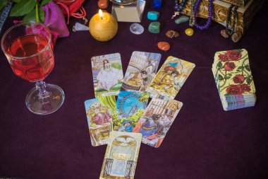 Tarot büyüsü, aşkı çeken, insan, damat, evlilik mistik özellikler, kendi mutluluğu için sihir. Esrarengiz kavram