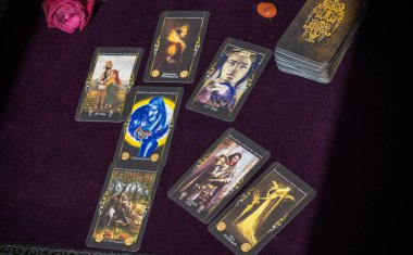 Tarot büyüsü, aşkı çeken, insan, damat, evlilik mistik özellikler, kendi mutluluğu için sihir. Esrarengiz kavram