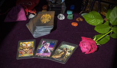 Tarot büyüsü, aşkı çeken, insan, damat, evlilik mistik özellikler, kendi mutluluğu için sihir. Esrarengiz kavram
