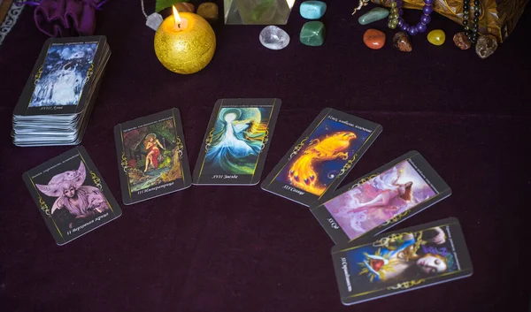 Tarot büyüsü, aşkı çeken, insan, damat, evlilik mistik özellikler, kendi mutluluğu için sihir. Esrarengiz kavram