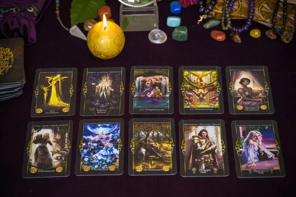 Tarot büyüsü, aşkı çeken, insan, damat, evlilik mistik özellikler, kendi mutluluğu için sihir. Esrarengiz kavram