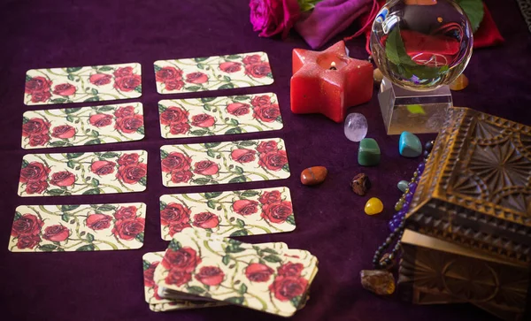 Tarot büyüsü, aşkı çeken, insan, damat, evlilik mistik özellikler, kendi mutluluğu için sihir. Esrarengiz kavram