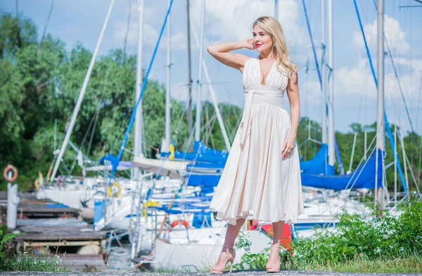 Belle Blonde Yacht Club Femme Soie Volante Robe Blanche Extérieur — Photo