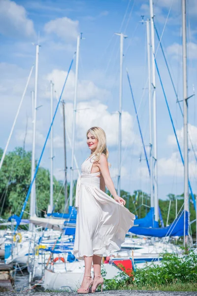 Milá Blondýnka Jachtařského Klubu Žena Létání Hedvábí Bílé Šaty Přírodě — Stock fotografie