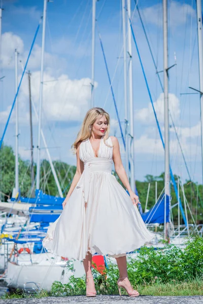Miła Blondynka Klubie Jachtowym Kobieta Latającym Jedwabiu Białej Sukience Świeżym — Zdjęcie stockowe