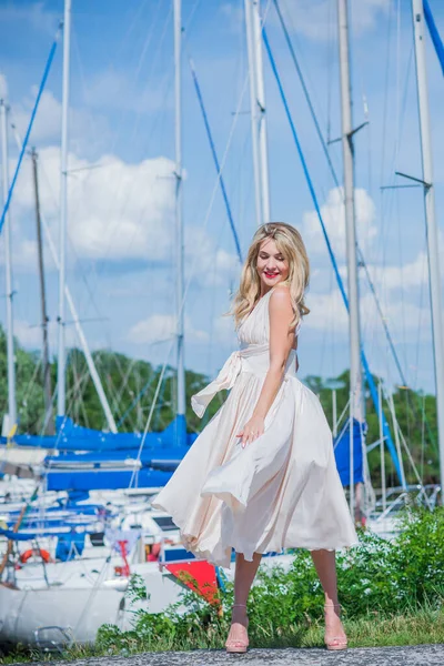 Schöne Blonde Dame Yachtclub Frau Fliegenden Seidenweißen Kleid Freien Entspannen — Stockfoto