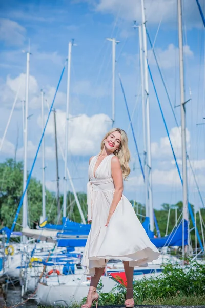 Милая Блондинка Яхт Клубе Женщина Летящем Шелковом Белом Платье Открытом — стоковое фото