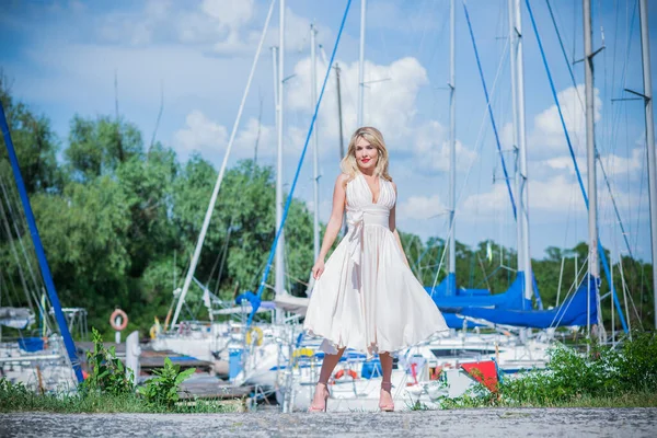 Милая Блондинка Яхт Клубе Женщина Летящем Шелковом Белом Платье Открытом — стоковое фото