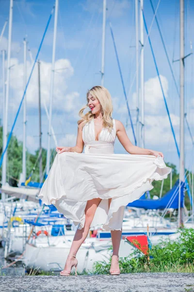 Schöne Blonde Dame Yachtclub Frau Fliegenden Seidenweißen Kleid Freien Entspannen — Stockfoto