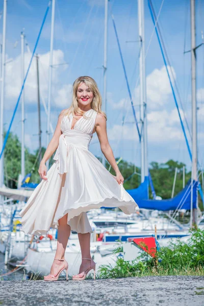 Bella Signora Bionda Nello Yacht Club Donna Abito Bianco Seta — Foto Stock