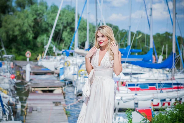 Schöne Blonde Dame Yachtclub Frau Fliegenden Seidenweißen Kleid Freien Entspannen — Stockfoto